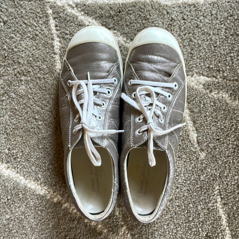 Josef Seibel women’s shoe 41 European size, 10 US size lightly worn in great c.